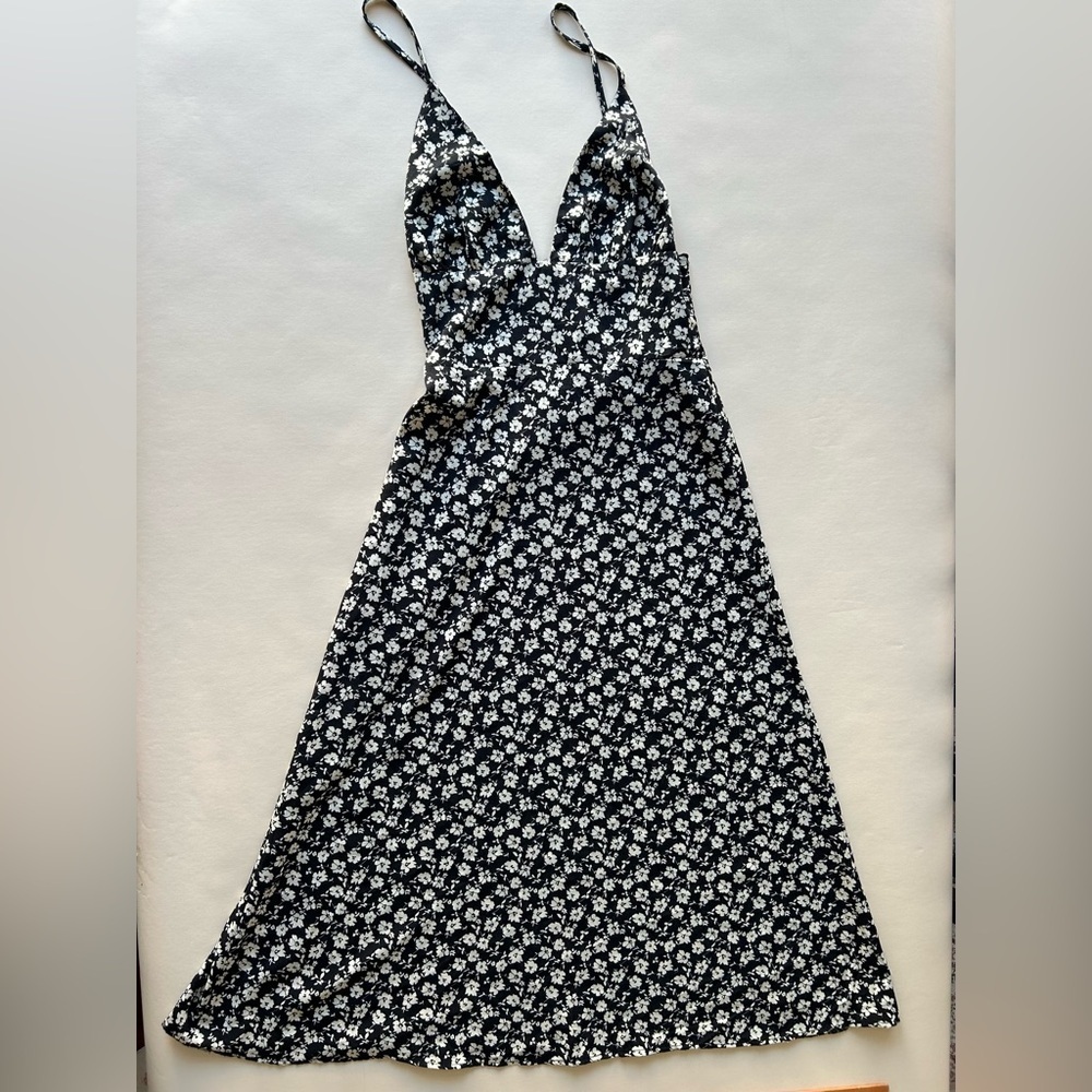 NEW Chic Black and White Floral Backless Dress